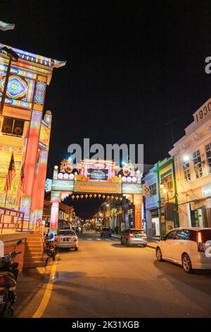 Melaka, Malaysia - Aug 25, 2022 die Jonker Street im Chinatown-Viertel Melaka ist voll von Touristen, Geschäften, Restaurants und Peranakan Archi Stockfoto