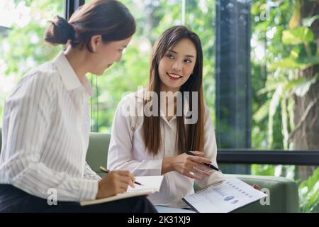Mitarbeiter Geschäftskonzept, zwei Geschäftsfrau diskutieren über Chart-Finanzen und Notizen Daten. Stockfoto