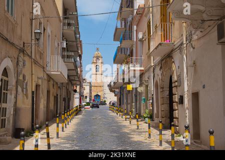 Ein Luftblick auf den Campanile-Turm von St. Mark, umgeben von Gebäuden in Manfredonia Stockfoto