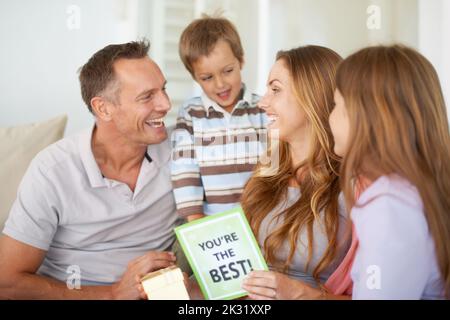 Vielen Dank, dass Sie eine großartige Mutter sind. Eine junge Familie am Muttertag. Stockfoto