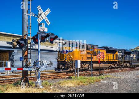 Diesellokomotive entlang der Union Pacific Railroad, The Dalles, Oregon, USA Stockfoto