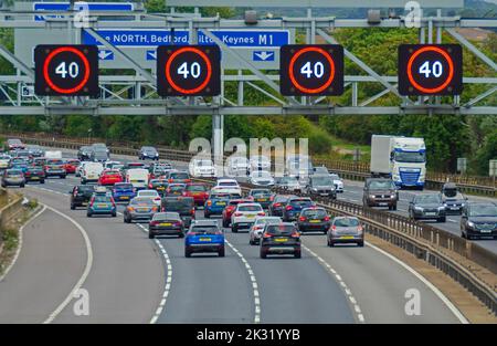 TODDINGTON, ENGLAND, Großbritannien - 04. September 2022 - Verkehr auf der M1 'Smart' Autobahn in der Nähe von Toddington, Bedfordshire, England, Großbritannien. Intelligente Autobahnen waren es schon Stockfoto