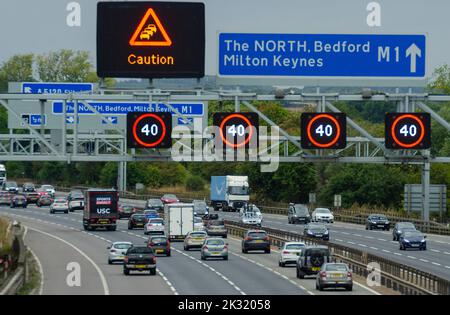 TODDINGTON, ENGLAND, Großbritannien - 03. September 2022 - Verkehr auf der M1 'Smart' Autobahn in der Nähe von Toddington, Bedfordshire, England, Großbritannien. Intelligente Autobahnen waren es schon Stockfoto