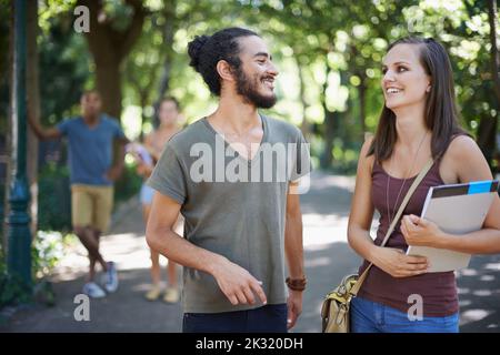 Campus-Gespräche. Ein College-Studenten hängen auf dem Campus. Stockfoto