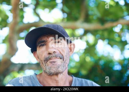 Angeln ist mein Leben. Porträt eines schroff aussehenden Fischers, der im Freien steht. Stockfoto