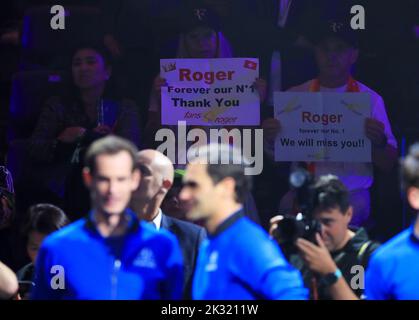 London, Großbritannien. 24. September 2022. Fans von Roger Federer (vorne R) aus der Schweiz werden am Ende des letzten Spiels von Roger Federer gesehen, nachdem Federer seinen Rücktritt beim Laver Cup in London, Großbritannien, am 24. September 2022 bekannt gegeben hat. Kredit: Li Ying/Xinhua/Alamy Live Nachrichten Stockfoto