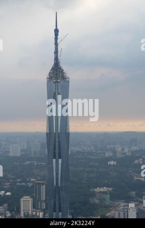Ein vertikales Bild von der Spitze des Warisan Merdeka Tower mit Ku ala Lumpur Stadtbild Stockfoto