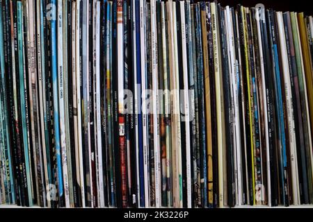 Bunte Vinyl LP Schallplattensammlung Spines Stockfoto