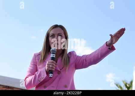 Neapel, Kampanien, Italien. 23. September 2022. Giorgia Meloni, Vorsitzende der Partei der italienischen Brüder und Vorsitzende der Europäischen Konservativen und Reformisten, hält während des Wahlkampfes in Bagnoli eine Abschlussrede. Während ihrer Rede spricht sie über die politische Banckrupt der Parteien der Linken. (Bild: © Pasquale Gargano/Pacific Press via ZUMA Press Wire) Stockfoto