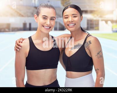 Sport Frauen Porträt, Laufläufer und Athleten Training für Bewegung, Training und Marathon in der Stadion-Arena im Freien. Glücklich, lächeln und gesund Stockfoto