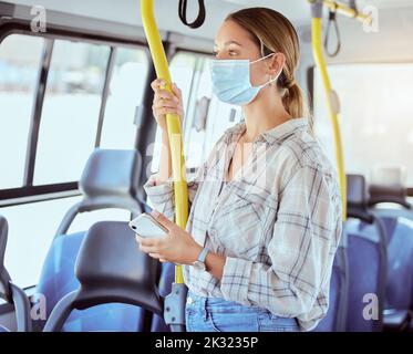Covid, Gesichtsmaske und öffentlicher Verkehr mit Frau in einem Bus oder Zug auf dem Weg in die Stadt oder arbeiten während der Coronavirus-Pandemie. Reisen, Vorsichtsmaßnahmen und Stockfoto