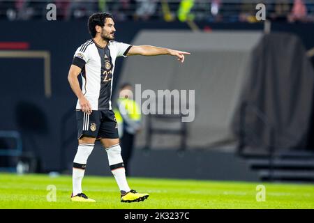 Leipzig, Deutschland. 23. September 2022. Fußball: Nations League A, Deutschland - Ungarn, Gruppenphase, Gruppe 3, Spieltag 5, Red Bull Arena. Deutschlands Ilkay Gündogan Gesten. Quelle: Tom Weller/dpa/Alamy Live News Stockfoto