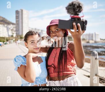 Live-Streaming-Urlaub, Strandreisen und Freunde, die an Video-Podcast über internationale Ferien in Miami arbeiten, Selfie mit Kamera und Sommerinhalt Stockfoto