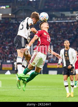 Leipzig, Deutschland. 23. September 2022. Thomas Müller, DFB 13 Wettkampf um den Ball, Tackling, Duell, Header, zweikampf, Aktion, Kampf gegen Milos Kerkez, HUN 18 18 im UEFA Nations League 2022 Spiel DEUTSCHLAND - UNGARN in der Saison 2022/2023 am 23. September 2022 in Leipzig, Deutschland. Fotograf: Peter Schatz Credit: Peter Schatz/Alamy Live News Stockfoto