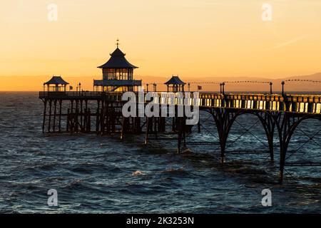 Die Seitenwände des Piers fangen das Sonnenlicht ein Stockfoto