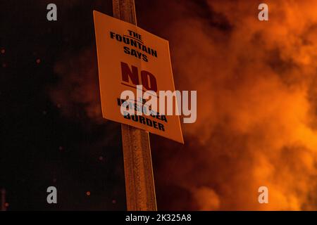 Melden Sie sich an der protestantischen Fountain Estate Nein zur irischen Seegrenze mit Lagerfeuer im Hintergrund , Derry, Londonderry, Nordirland Stockfoto