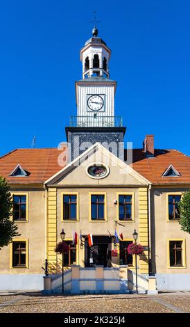 Trzebiatow, Polen - 11. August 2022: Klassizistischer Ratusz-Rathauspalast auf dem Rynek-Hauptmarkt im historischen Altstadtviertel von Trzebiatow Stockfoto