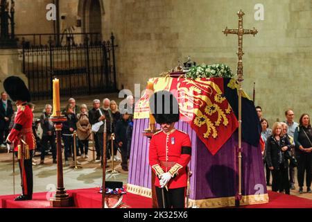 Mitglieder der Öffentlichkeit sehen den Sarg von Königin Elizabeth II. Während der Zeit des Liegens in der Westminster Hall, London, England, Großbritannien Stockfoto