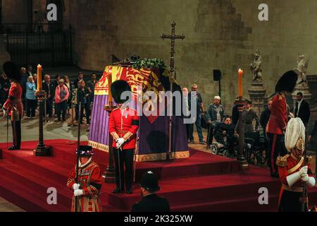 Mitglieder der Öffentlichkeit sehen den Sarg von Königin Elizabeth II. Während der Zeit des Liegens in der Westminster Hall, London, England, Großbritannien Stockfoto