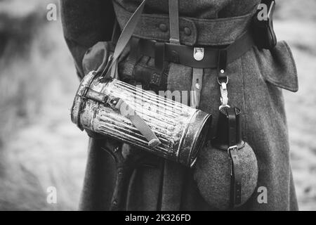 Re-enactor gekleidet als deutscher Wehrmachtsinfanteriesoldat im Zweiten Weltkrieg auf Marsch. Ansicht Von Hinten. Deutsche Militärkleidung Eines deutschen Soldaten auf der Welt Stockfoto