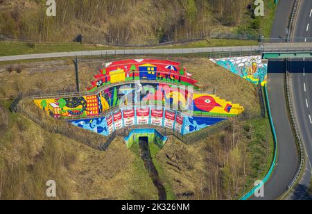 Luftaufnahme, Kunstmalerei auf Gabionenwand, Schondelle Bachbrücke mit Werbung Dortmunder Original Curry-Wurst, an der Bundesstraße B54, Rombergpa Stockfoto