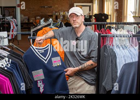 Liam McDaid vom Modelabel amach (Sustainable Irish Fashion Brand) in seinem Studio in der Old Rosemount Factory, Derry in Nordirland. Stockfoto