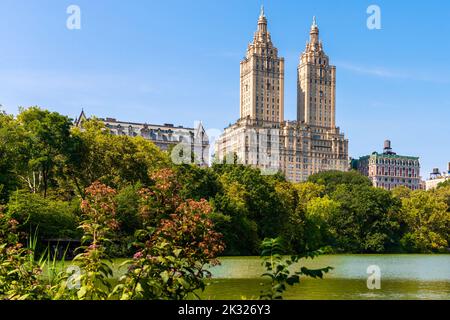 Skyline-Panorama mit Eldorado-Gebäude und Stausee im Central Park in Midtown Manhattan in New York City Stockfoto