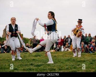 Sunrise morris Dancers Dancing on the Ladies Parlor Green im Jack in the Green Festival 2022. Mai - West Hill, Hastings East Sussex England Stockfoto