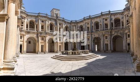 Tomar Portugal - 08 09 2022: Blick auf den Renaissance-Kreuzgang, mit einem verzierten Brunnen in der Mitte, einem ikonischen Stück der portugiesischen Renaissance Stockfoto