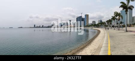 Luanda Angola - 09 17 2022: Panoramablick auf die Luanda Bucht und Luanda marginal, Fußgängerweg mit tropischen Palmen, Downtown Lifestyle, Taxi Stockfoto