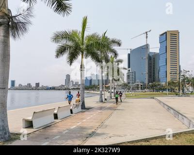 Luanda Angola - 09 17 2022: Panoramablick auf die Luanda Bucht und Luanda marginal, Fußgängerweg mit tropischen Palmen, Downtown Lifestyle, Taxi Stockfoto