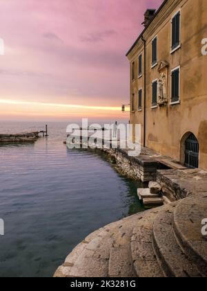 Punta San Vigilio bei Sonnenuntergang, Gardasee, Italien. Stockfoto