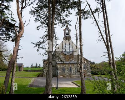 Eine alte christliche Steinkirche in Irland. Wolkiges Wetter und wolkiger Himmel. Sacred Heart römisch-katholische Kirche, erbaut 1897. Stockfoto