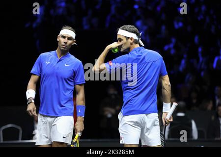 London, Großbritannien. 23. September 2022. Roger Federer und Rafael Nadal vom Team Europe beim ATP Laver Cup 2022 in der O2 Arena, London, England, am 23. September 2022. Foto von Joshua Smith. Nur zur redaktionellen Verwendung, Lizenz für kommerzielle Nutzung erforderlich. Keine Verwendung bei Wetten, Spielen oder Veröffentlichungen einzelner Clubs/Vereine/Spieler. Kredit: UK Sports Pics Ltd/Alamy Live Nachrichten Stockfoto