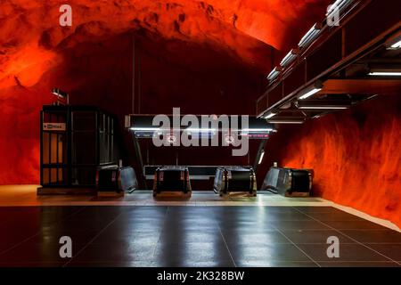 STOCKHOLM, SCHWEDEN - 27. JUNI 2016: Dies ist der Eingang zur U-Bahnstation Solna-Centrum. Stockfoto