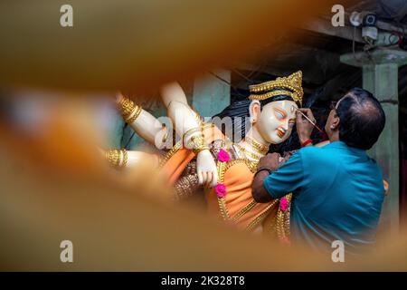 Chittagong, Bangladesch. 19. September 2022. Durga puja, das Festival von Bengalen, ist eines der wichtigsten Festivals von Bengalen. Bengal hat sich darauf spezialisiert, die uralte Tradition der Herstellung von Tonidolen zu bewahren. Solche unvergleichlichen Fähigkeiten kommen im Rahmen der festlichen Veranstaltung von Durga Puja ins Rampenlicht. Monate bevor die Puja-Tonkünstler beginnen, in den Bildern von Durga Leben einzuatmen. Bambusstäbchen in verschiedenen Formen und Größen werden benötigt, um die Grundstruktur der Götzen der Göttin Durga und die Plattform, auf der die kolossale Statue steht, zu bilden. Durgas Figur wird dann mit Stroh geformt Stockfoto