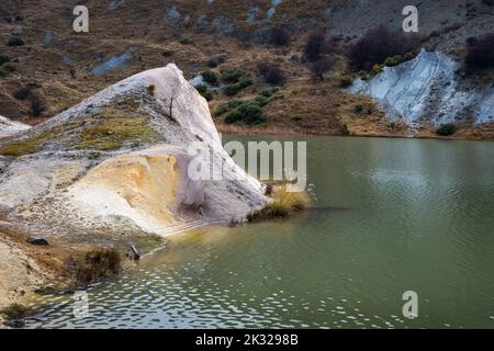 Felsen in Blue Lake, St. Bathans, Central Otago. Stockfoto