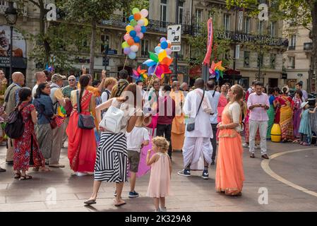 Paris, frankreich. August 2022. Hare Krishna tanzt und singt auf dem Boulevard de Saint Michel in Paris. Hochwertige Fotos Stockfoto