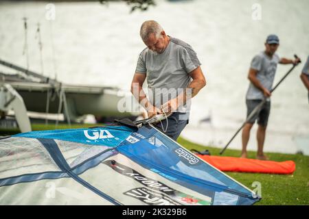 Die Teilnehmer stellen ihre Ausrüstung auf, um beim Waterbourne Watersports Festival an dem neuseeländischen nationalen Windsurf-Tragflächenboot-Rennen teilzunehmen Stockfoto