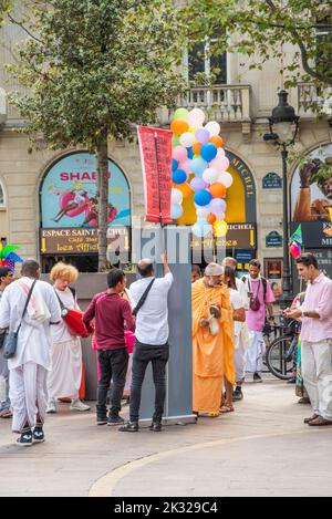 Paris, frankreich. August 2022. Hare Krishna tanzt und singt auf dem Boulevard de Saint Michel in Paris. Hochwertige Fotos Stockfoto