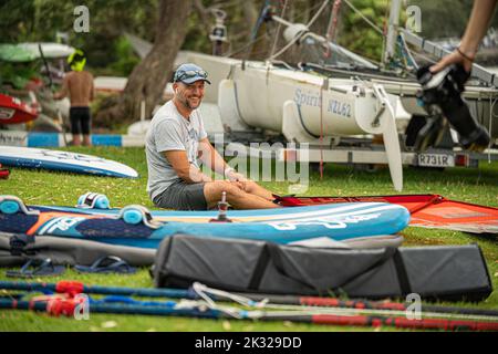 Die Teilnehmer stellen ihre Ausrüstung auf, um beim Waterbourne Watersports Festival, Takapuna, an dem neuseeländischen nationalen Windsurf-Hydrofoil-Rennen teilzunehmen. Stockfoto