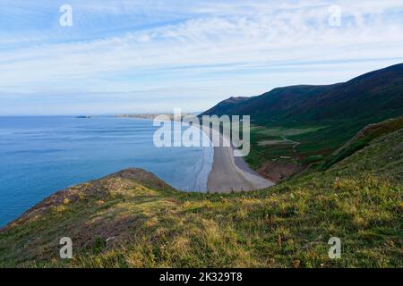 Am frühen Sommermorgen blickte man auf den Strand von Rhossili Bay auf der Gower Peninsula. Stockfoto