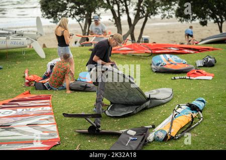 Die Teilnehmer stellen ihre Ausrüstung auf, um beim Waterbourne Watersports Festival an dem neuseeländischen nationalen Windsurf-Tragflächenboot-Rennen teilzunehmen Stockfoto