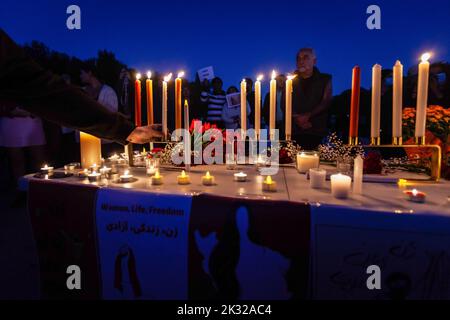 Washington DC, USA. 23. September 2022. Kerzenlichtmahnwache für Mahsa Amini, die junge Frau, die letzte Woche in Gewahrsam der iranischen Moralpolizei starb. Im Iran brachen Proteste gegen den Tod des 22-Jährigen aus, gefolgt von Demonstrationen weltweit. Kredit: SOPA Images Limited/Alamy Live Nachrichten Stockfoto