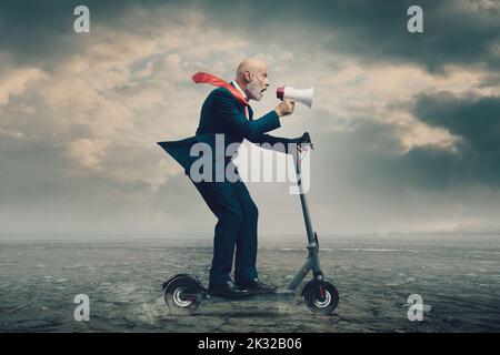 Geschäftsmann, der mit einem Elektroroller fährt und durch ein Megaphon schreit, reist er durch ein trockenes Wüstenland Stockfoto