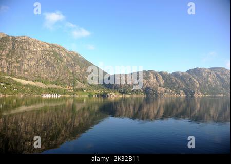 Segeln entlang Lysefjord. Stockfoto