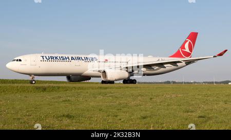 Airbus A330 von Turkish Airlines mit Abflugbesteuerung am Flughafen Amsterdam Schiphol. Stockfoto