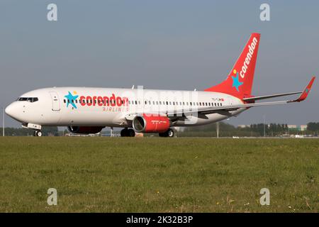 Boeing 737-800 (B738) von Corendon Airlines (Sommercharterflüge), die am Flughafen Amsterdam Schiphol abfliegen. Stockfoto