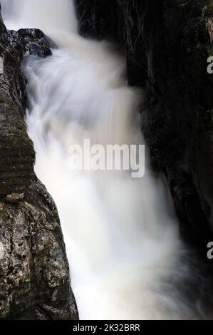 Kaskade auf der Afon Sychryd an der Seite von Craig y Ddinas. Gesamtfall von etwa 25 Fuß. Stockfoto