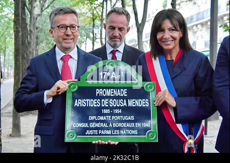 Paris, Frankreich. 24. September 2022. Anne Hidalgo, Bürgermeisterin von Paris, und Carlos Moedas, Bürgermeister von Lissabon, nahmen an der Einweihung der Promenade und des Place Sousa Mendes Teil, die sich am 17. 23. September 8. 2022 auf dem mittleren Boulevard des Batignolles in Paris zwischen dem Place Prosper Goubaux und der Rue Andrieux in Paris, Frankreich, befindet. Aristides Sousa Mendes, der Held des Zweiten Weltkriegs, ist ein portugiesischer Diplomat, der während des französischen Debakels von 1940 in Bordeaux stationiert war, weigert sich, den Befehlen der portugiesischen Regierung von Salazar zu folgen und erteilt wahllos mehrere tausend Visa an bedrohte Menschen mit wi Stockfoto